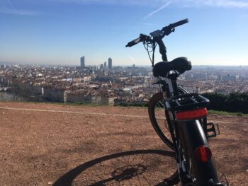 événement entreprise vélo électrique - Petite Pause dans le jardin des Curiosités en VAE (Lyon)