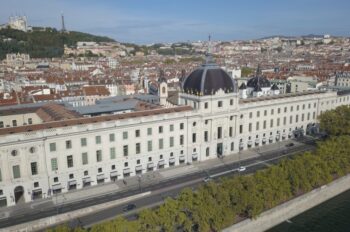 ComhiC Visite guidée Lyon Segway et vélo électrique - prise de vue en drone du Grand Hôtel-Dieu de Lyon