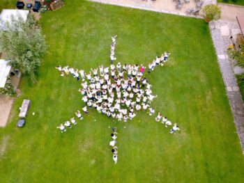 Prestations drone : Team building Logo Humain - Prise de vue en drone - Séminaire d'entreprise - 135 participants - domaine de La Ruisselière