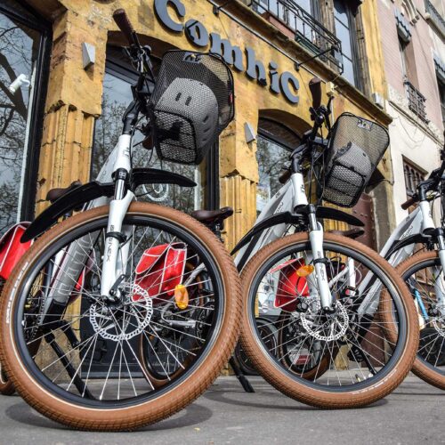 Electric Bike Rental in Lyon - Vélo électrique de location devant ComhiC