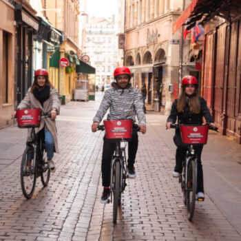 Visite guidée à vélo électrique "Les 2 collines" Croix rousse et Fourvière - 2h - Dans les rues du vieux Lyon