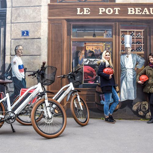 Visite guidée vélo électrique 1h Lyon Essentiel - Mur des Lyonnais- devant Bocuse