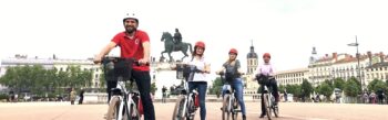 Visite guidée en vélo électrique "Destination Parc de la Tête d'or" 1h30 - Sur la place Bellecour - Lyon